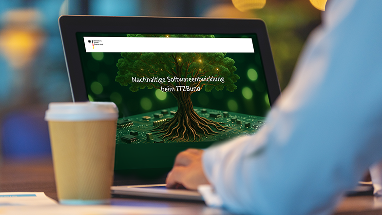 Blick über Schreibtisch auf Bildschirm mit Abbildung des ITZBund-Logos und einer Collage mit einem aus einer Platine wachsenden Baum. Texteinblendung "Nachhaltige Software beim ITZBund". (Quelle: Getty Images / courtneyk) Blick über Schreibtisch auf Bildschirm mit Abbildung des ITZBund-Logos und einer Collage mit einem aus einer Platine wachsenden Baum. Texteinblendung "Nachhaltige Software beim ITZBund".