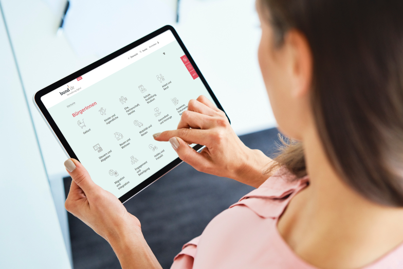 Symbolfoto Portalverbund: Frau schaut sich auf einem Tablet die beta-Version des Verwaltungsportals an